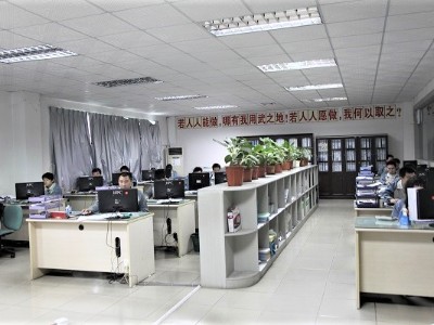 深圳五金沖壓廠，五金加工機(jī)械手操作8-誠(chéng)瑞豐科技