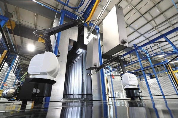 該機(jī)器人可用于在完成前吸或吹掉零件上的水分，消除可能導(dǎo)致缺陷的水分。.webp